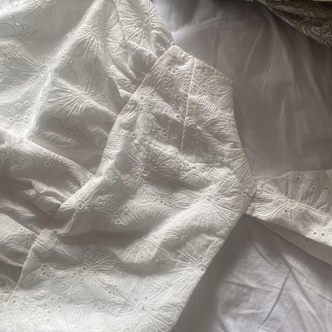 Vit klänning med blommigt mönster - 91