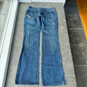 Lågmidjade disel jeans  - Säljer dessa supersnygga diseljeansen. Säljer dom då de är lite för små på mig💗 I väldigt bra skick. Midjemåttet 39 Innerbenslängden: 82