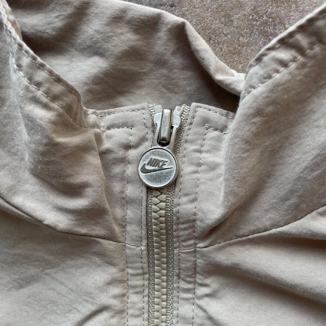 Beige vindjacka från Nike - 2