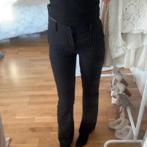 Midwaist kostymbyxor ifårn bikbok - Randiga kostym byxor från bikbok i storlek 34, jättefint skick (inte använda mycket) de är bra i längden på mig och jag är 165💕