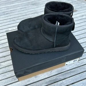 UGGS - Hej! Säljer dem här snygga UGGSen i storlek 42! Skicket är 9/10 och de är använda kanske 3-4 gånger och säljer pga för små. Ord pris 2000 mitt pris 1050