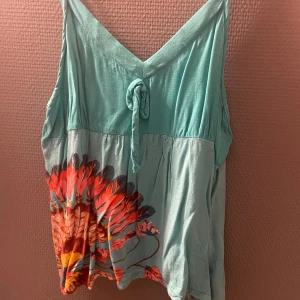 flowy linne - sjukt söt linne som jag köpte second hand! det står XXL men skulle säga S! skriv gärna för fler bilder eller så använder du "köp nu" !! ☺️🤘