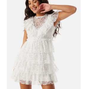 	Lace Frill Short Dress - Så fin klänning från bubbleroom! Nypris 899kr. Endast använd en gång, inga defekter!💕🪽