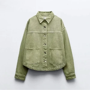 Jeans jacka  - Säljer min jätte fina jeans jacka från zara och kommer inte till användning längre, köpte förra året super fin nu till hösten💕