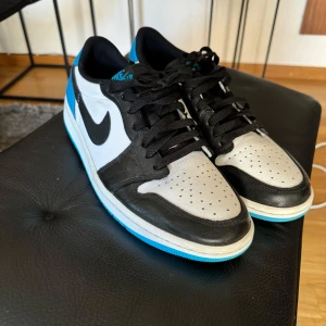 Air Jordan 1 Retro Low Og - Väldigt bra skicka använda få gånger. Skicka gärna prisförslag. Skriv om ni undrar något mer!