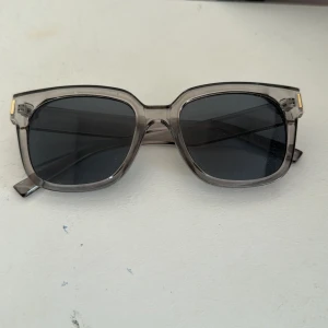 Solglasögon  - Säljer dessa solglasögon då dem inte kommer till användning 