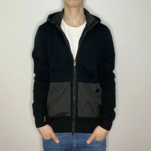 Cardigan jacka  - Cardigan herr | Skick: 10/10 (HELT NY) | Storlek M | Pris - 999 | Tags sitter kvar | Fraktar via Postnord eller Instabox på köparens bekostnad | Hör av dig vid minsta fråga eller fundering!