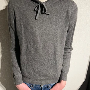 Grå Kashmir hoodie - Hej! Säljer nu denna riktigt fräscha Kashmir hoodie. Skick 9/10, storlek S, inga tecken på användning. Vid minsta lilla fundering är det bara att skriva! 