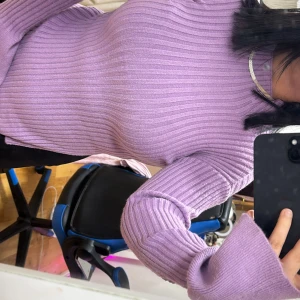 Lila ribbad tröja - Säljer en snygg lila ribbad tröja med långärmad design. Perfekt för kyligare dagar och ger en stilren look. Passar bra till både jeans och kjol.