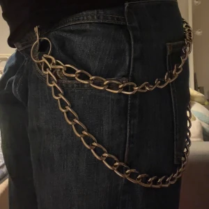 Dubbelkedja - Snygg kedja för byxor eller en väska. Köpt på BlueFox och är knappt använd. Pris kan diskuteras 