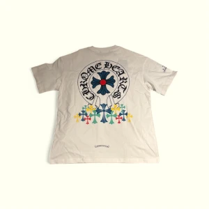 Chrome Hearts x Comme Des Garcons T-Shirt - Sjukt fet t shirt från chrome hearts och cdg💯Längd: 70cm, Bredd: 54cm👍Säljer billigt då jag behöver pengar💸Kom dm vid fler frågor🙏