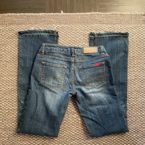 LÅGMIDJADE JEANS!! - Säljer dessa jeansen igen pga att de inte blev sålda. Hör av dig vid frågor och mått!!💙