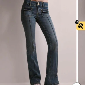 Blå bootcut jeans - Snygga jeans ifrån Nelly med fickor där fram, köpta i somras men väldigt sparsamt använda så i superfint skick! Nypriset är 699kr😊