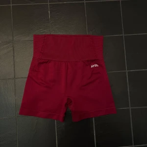 Aybl shorts - Aybl shorts som är vinröda i storlek xs, använda några gånger bara. 200kr plus frakt🩷