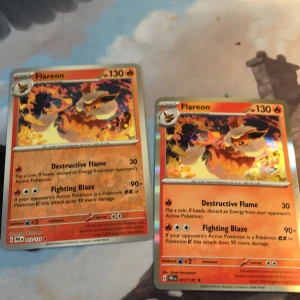 Flareon Pokémonkort - Två Flareon Pokémonkort med holo (013/131)