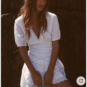 SÖKER DENNA I S💗 - Säljer en söt vit klänning med v-ringning och spetsdetaljer. Klänningen har korta ärmar och en fin passform som ger en romantisk känsla. Perfekt för varma sommardagar eller en speciell tillställning. 🌸