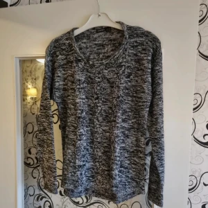 Gråmelerad stickad tröja - Säljer en gråmelerad stickad tröja med rund hals. 