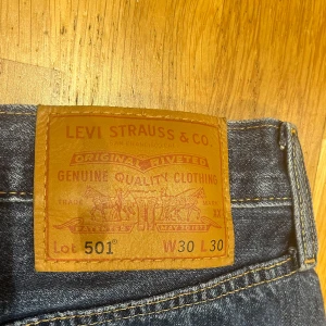 Levis 501 - Blåa levis 501, bara använda vid 1 tillfälle. Strl 30/30