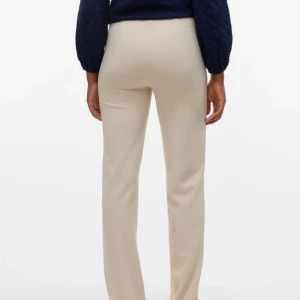 Beige kostymbyxor från Vero Moda - Snygga beige kostymbyxor från Vero Moda. Byxorna har hällor för bälte och en diskret dragkedja framtill. Små fläckar (svåra att se i dagsljus) finns som jag ej provat att tvätta bort ännu.