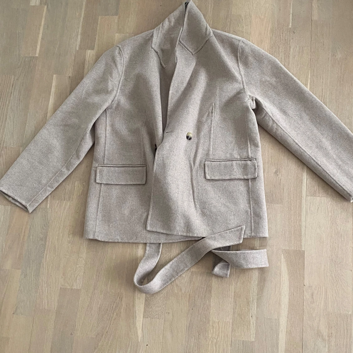 Beige kappa från Selected Femme