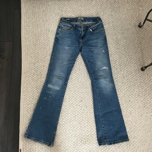 Ltb jeans - Säljer dessa ltb jeans i modellen Roxy. Storlek w27 L30. De är lite slitna längst ner på ena benet men inget som syns. Sytt på en lapp på insidan av en skärphållare men inget som syns på utsidan. De är lågmidjade och bootcut