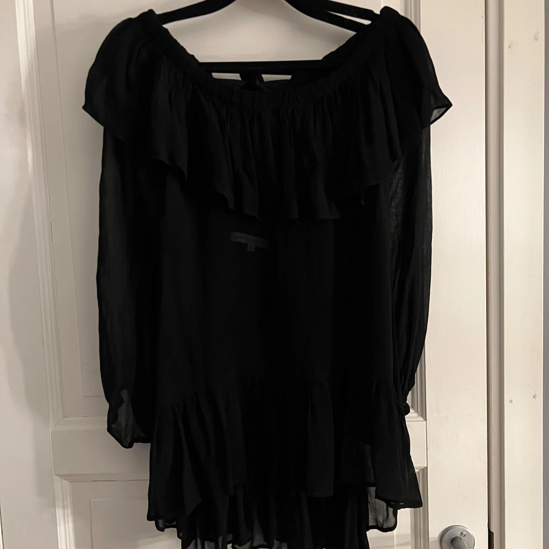 Svart offshoulder blus