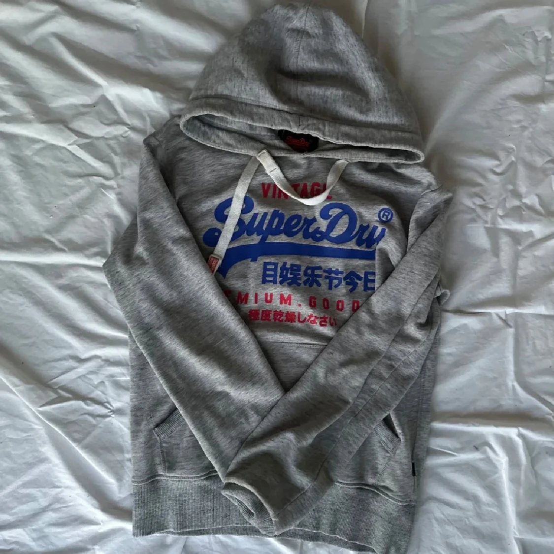 Grå hoodie från Superdry