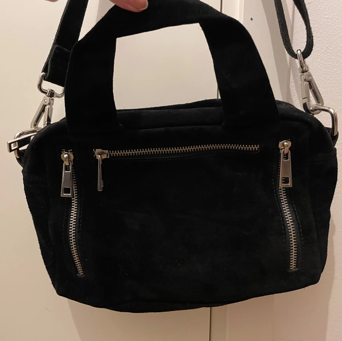 Svart axelväska från Núnoo - 1