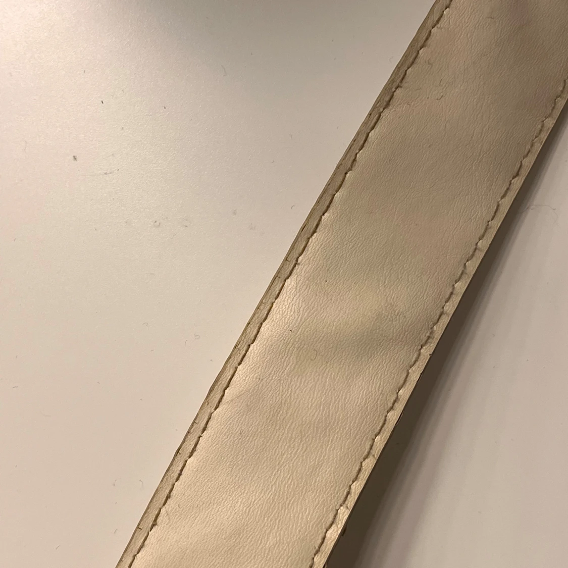 Beige axelväska i syntet - 2