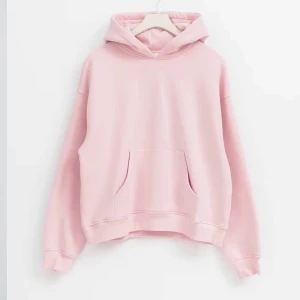 Rosa hoodie från Gina Tricot - Säljer en mysig rosa hoodie från Gina Tricot.  Storlek XS. Den är knappast använd, bara en enstaka gång 💞säljer den då den var i fel nyans för mina byxor. Färgen heter ”ballet slipper” som kan vara bara att veta för det finns två nyanser på de rosa Gina Hoodiesarna. 