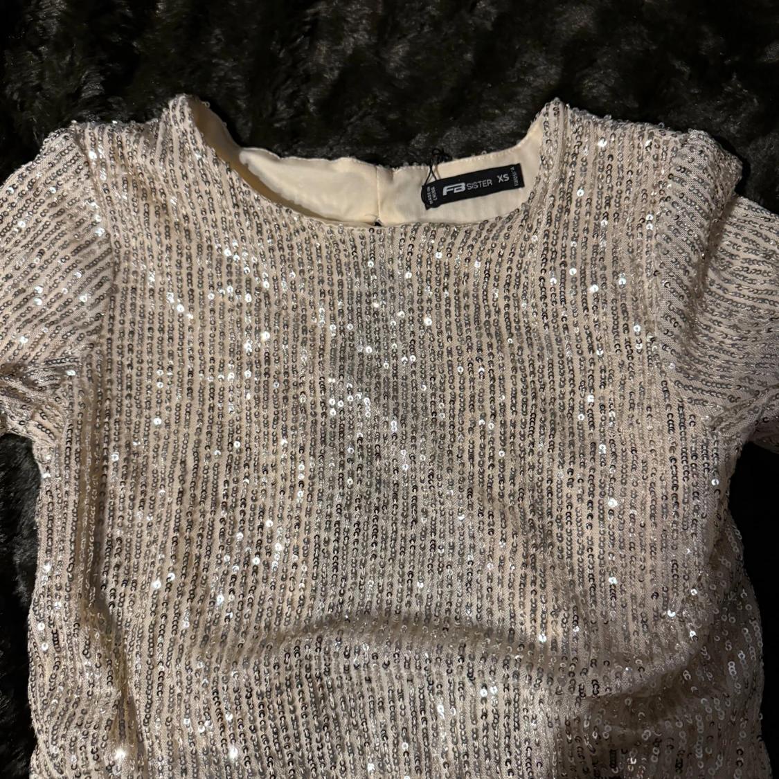 Glittrig kortärmad topp 