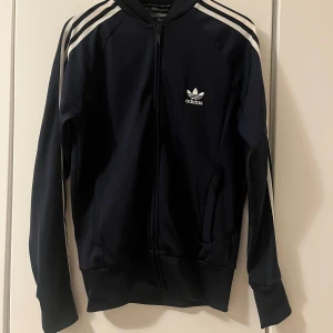 Mörkblå träningsjacka Adidas  - Mörkblå träningsjacka från Adidas i jättefint skick! Modellen är herr i storlek S, men passar tjejer också💕Skriv för fler mått eller bilder!! <3