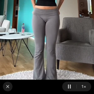 Gråa jogapants - Snygga mörkgråa yogapants som inte kommer till anönding då de är för långa på mig som 164cm🥰 de är i fint skick, nypris 200kr❣️