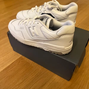 New balance 550 - Snygga vita New Balance 550 sneakers med klassisk design och snörning. Perfekta för en stilren look. Helt nya aldrig använda passa på och fynda. Ny prys :1700