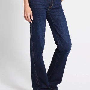 lågmidjade bootcut jeans - jättefina lågmidjade bootcut jeans från lager157!! nästan aldrig använda så som nya!! skriv för fler bilder eller frågor💗💗