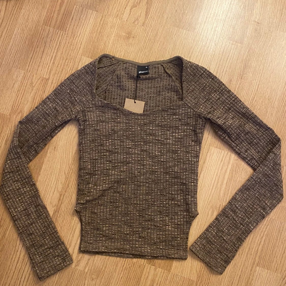 Brun ribbad topp från Gina - 3