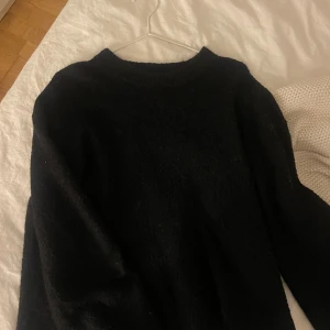 Svart tröja från Gina Tricot - Säljer en stilren svart tröja från Gina Tricot i premiumkvalitet. Tröjan har en klassisk design med långa ärmar och rund halsringning. Perfekt för kyligare dagar.