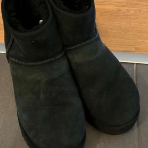 Svarta uggs - Säljer ett par svarta UGG i bra skick, 7/10. Skriv om ni vill ha fler bilder! Nypris 2000kr
