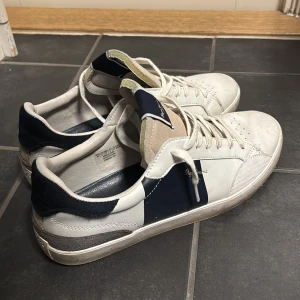Vita och marinblå sneakers från Pepe Jeans - Säljer dessa stiliga Pepe Jeans skor.. | storlek 42 | denna modell görs inte längre och kan vara svåra att få tag på | Intressekoll | 