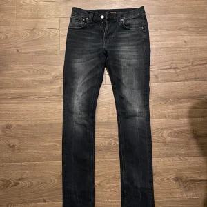 Svarta Nudie Jeans - Feta nudie jeans som är sparsamt använda. Klöpte av en annan säljare på plick men de passade tyvär inte. Skriv vid frågor eller funderingar.