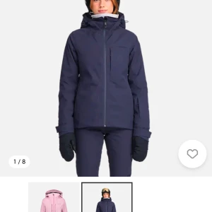 Mörkblå Skidjacka  - Säljer denna skid jackan som enbart är andvänd under 1 skidvecka, alltså i nyskick! Den är helt slutsåld på stadiums hemsida💗