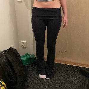 Marinblå yogapants - Jättefina yogapants med mörkblå färg. Har tyvärr blivit för små för mig💔Hör av er om ni har frågor om något!