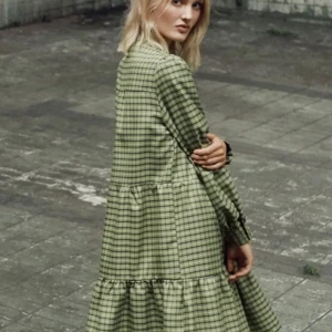 Grön klänning  - Supersnygg klänning från Moss Copenhagen. Nypris ca 900kr. Superbra skick i strl S. 🪩🥂🍾