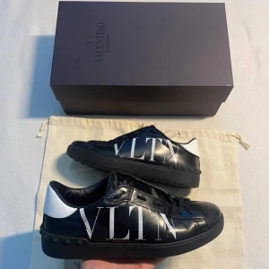 Svarta sneakers från Valentino Garavani - Säljer dessa sjuka valentino skor för sjukt bra pris vid fler frågor eller funderingar kontakta mig   VLTN sneakers (svart/vit)  - size: 41 (fits 42) - cond: fint skick, finns lite repor - se bilder (syns ej vid användning) - pris 2799 Box & dustbag fås med ✅ 