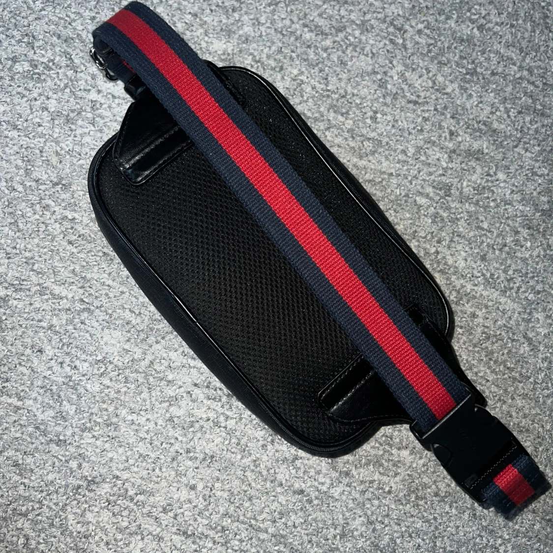 Svart axelväska från Gucci - 4