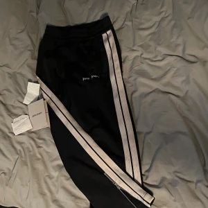 Palm angels byxor  - Palm angels byxor nya modellen. Köpta i Milano, skick 8/10, ser ut som de är extremt smutsiga på bilderna men det är ljuset. Storlek S. Dm för mer bilder och funderingar