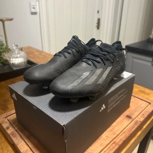 Adidas X speed portal  - Säljer dessa då jag ej använder dom. Skorna är i extremt bra skick och använda fåtal gånger. Tveka inte på att skriva ifall de finns frågor. 
