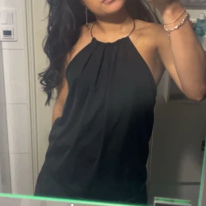 Svart axelbandslös  - En top från Gina används en gång. Storlek M det passar bra som S