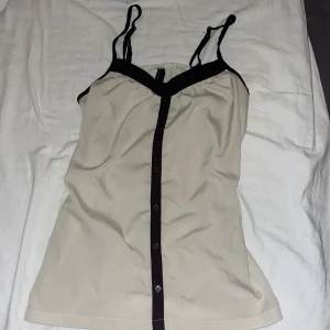 Pyjamas linne - Fint linne man kan ha vanligt eller som pyjamas. Beige med svarta detaljer och knappar🩷