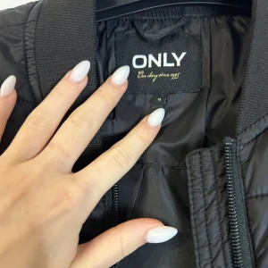 Svart pufferjacka från ONLY - Säljer en svart pufferjacka från ONLY i storlek S. Jackan har en dragkedja framtill och är quiltad för extra värme. Perfekt för kyligare dagar/våren. 